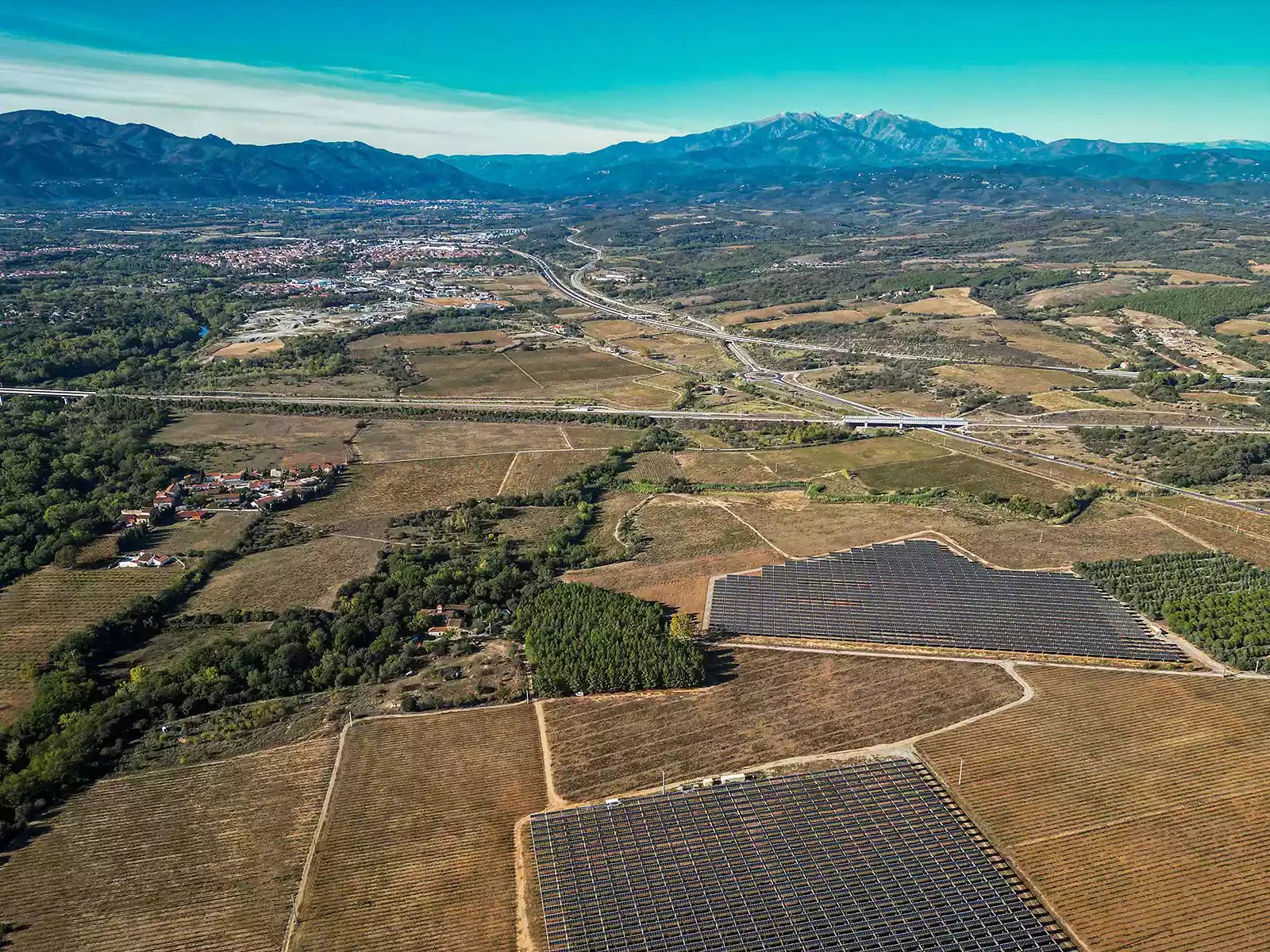 vue drone des parcelles agrivoltaiques de sunagri a tresserre