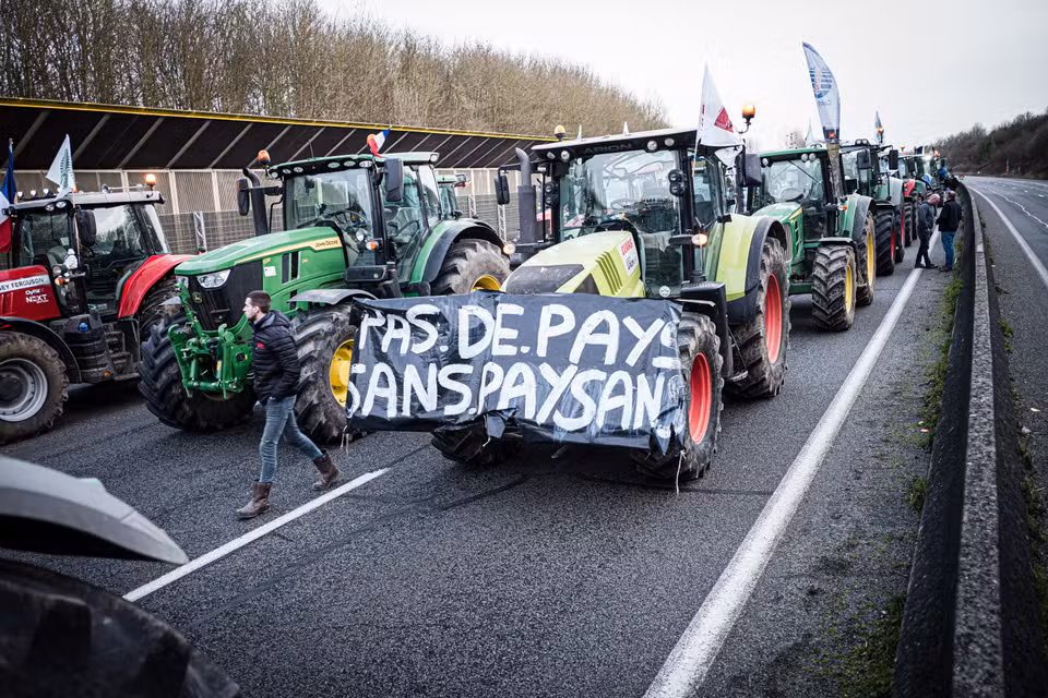 Crise agricole - convoi de tracteurs sur l'autoroute lors des manifestations