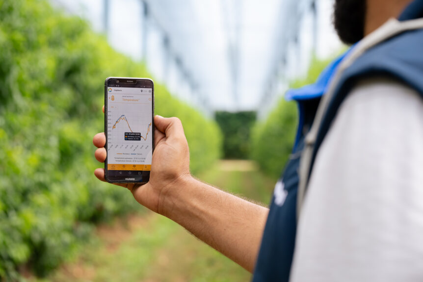 Aggriculteur montrant la Sun'Agri App